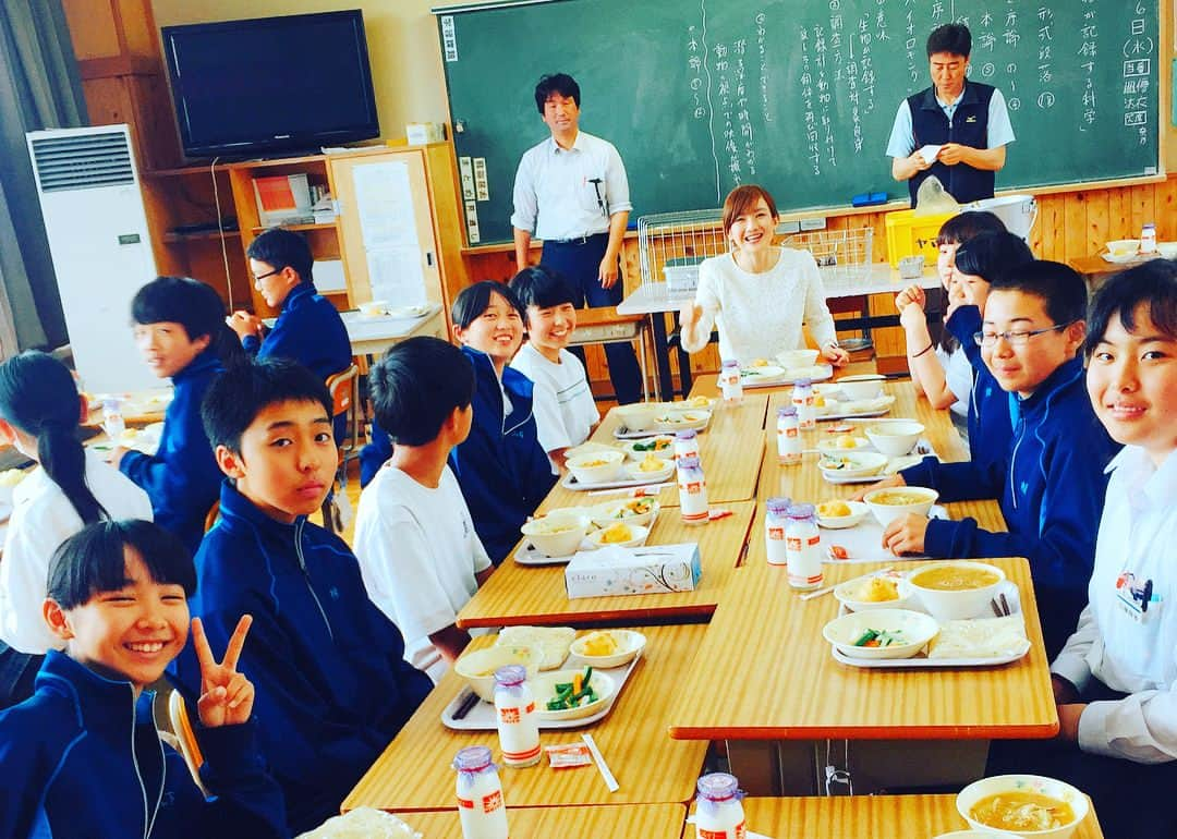 湯田友美さんのインスタグラム写真 - (湯田友美Instagram)「夢の教室 by JFA⚽️ ユメセンで、長野県立科町へ行ってきました！ 子供達と本気で遊んで、本気で学ぶ時間。 毎回、言葉では言い表せない経験😊 立科町、ランニングのコースも最高でした🍦 標高またまた1500m！！！🤣 ・ I go back to junior high school student🤣ha This is dream project for children by JFA😊 #夢の教室 #ユメセン #JFA #長野 #立科町 久々の#給食 #juniorhighschool #lunchtime #Nagano #Tateshina」6月7日 17時15分 - yudatomomi