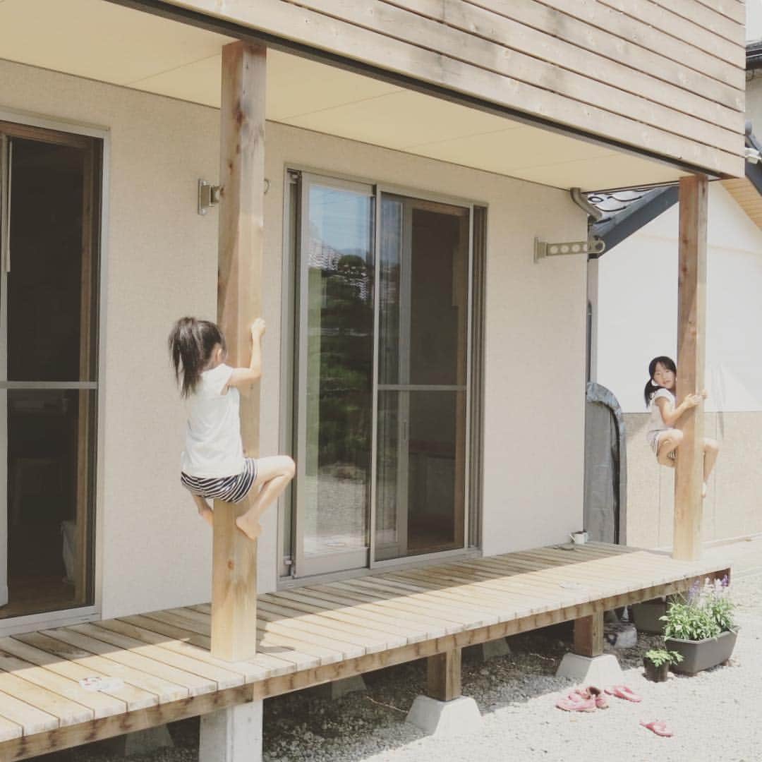 美し信州建設のインスタグラム：「上田市  T様のお住まい 木曽ひのき柱を使って姉妹で競争。 気を付けて😅  #美し信州建設#上田市#木曽桧#長野県#マイホーム#インテリア#新築#家#工務店#リノベーション#住宅#設計#注文住宅#自由設計#無垢材#木の家#田舎暮らし#建築家#施工事例#ダイニング#住まい#ショールーム#自然素材#健康住宅#エコ住宅#interior#マイホーム計画#house#木曽ひのき#」