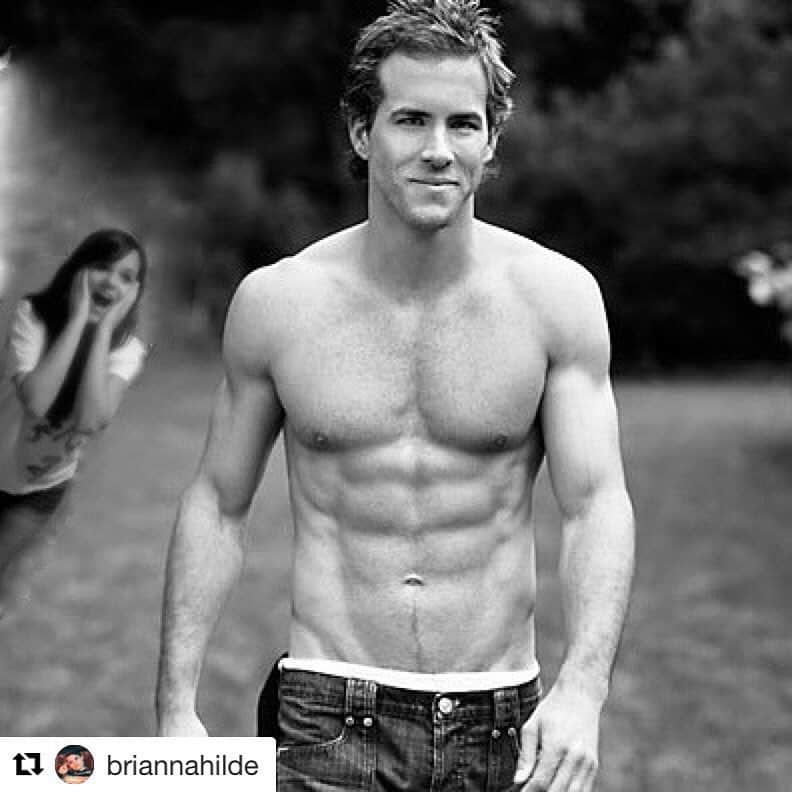 デッドプールのインスタグラム：「これは元々ライアン・レイノルズちゃんの大ファンだったというネガソニック・ティーンエイジ・ウォーヘッド役のブリアナ・ヒルデブランドちゃんが、高校生の時に自分のInstagramにアップした、ライアンとの合成写真だよん。夢が叶って素敵だし、キャワワなエピソードだよね💕 #デッドプール #デップー2 #Repost @briannahilde In 9th grade I photoshopped myself into this photo of @vancityreynolds ... #dreamsdocometrue」