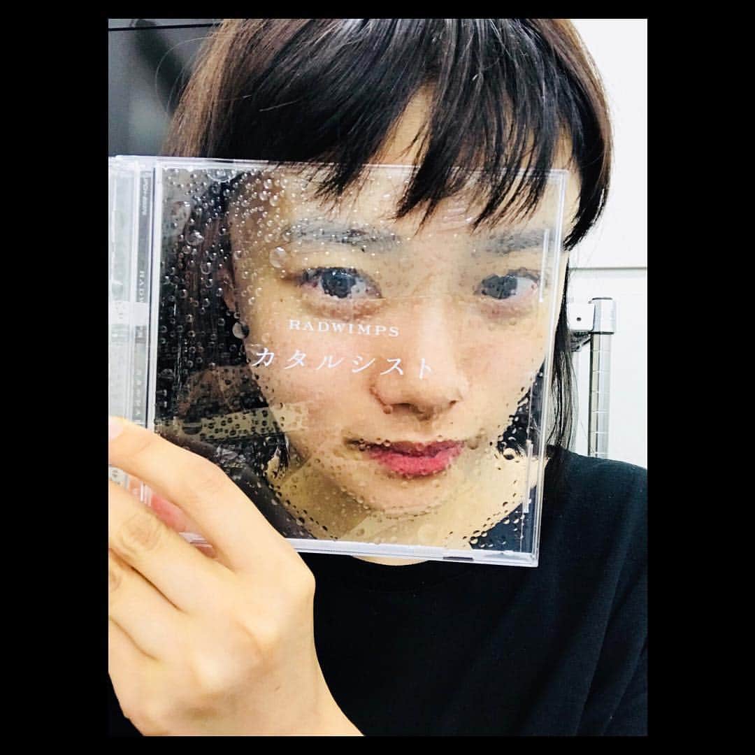 杉咲花のインスタグラム：「💧💦🎧 かっこいい曲にジャケット ありがとう よーじろーさん。」