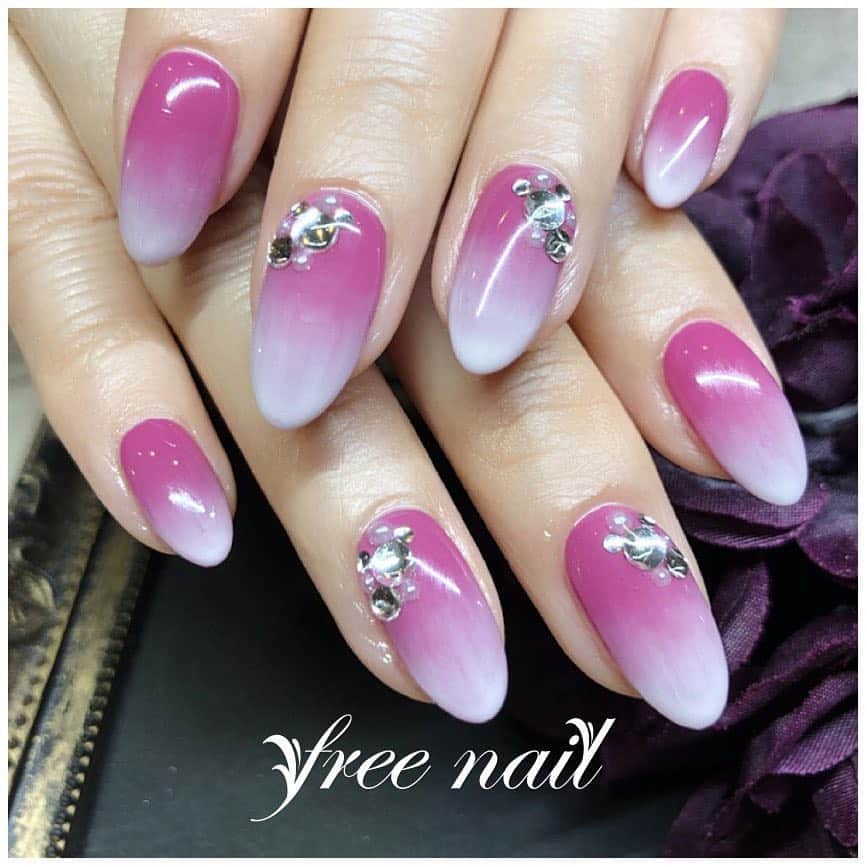 free nail フリーネイルのインスタグラム：「. お客様ネイル💅🏻🍒✨ . グラデーションネイル☺️💖 . 濃いめピンクからのカラーグラデーションが美しいですよね😍💖 . シンプルなストーンデザインで綺麗なグラデが引き立ちます😊💖✨ . ご来店ありがとうございました🙇‍♀️🙇‍♀️🙇‍♀️ . #ネイル #フリーネイル #ネイルアート #ネイルサロン #大阪ネイルサロン #お客様ネイル #ネイルデザイン #ネイルチェンジ #ジェルネイル #グラデーションネイル #カラーグラデーション #ストーンネイル #パールネイル #シンプルネイル #ピンクネイル #季節 #夏ネイル #夏 #summer #nailsart #nailsalon #nailsdid #newnails #newnail #freenail」