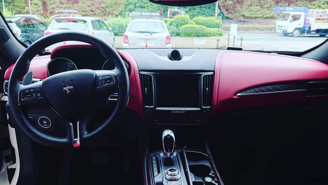 竹内弘一さんのインスタグラム写真 - (竹内弘一Instagram)「クルマコラム第４弾！竹内弘一の「MY CAR LIFE」。今回はマセラティ・レヴァンテです！タイトルは「欲張りなトライデント」です。 ぜひご一読ください！よろしくお願いします！  https://t.co/Eb06mc15FT  #Maserati #levante #マセラティ #レヴァンテ #試乗記 #kyoto #車」6月7日 14時51分 - takeuchi_koichi