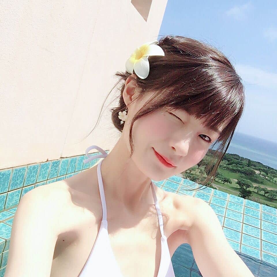 しほの涼のインスタグラム：「すごく今さらになって #おっさんずラブ 観てるんですが、お腹抱えて笑っちゃう😂 キュンキュンするし、笑えるし凄く幸せになるドラマ💕✌️ 撮りためてたから、これから楽しみー❤️ #出てる人みんな好き #田中圭 さんイケメンだなぁ🤔#夏 #ビキニ #水着 #プール #プアメリア #白ビキニ👙#グラビア #グラドル #ビキニ #ホルターネック #victoriassecret #chuu #stylenanda #dholic #オルチャンメイク #オルチャンファッション #アップヘア #編み込みアレンジ」
