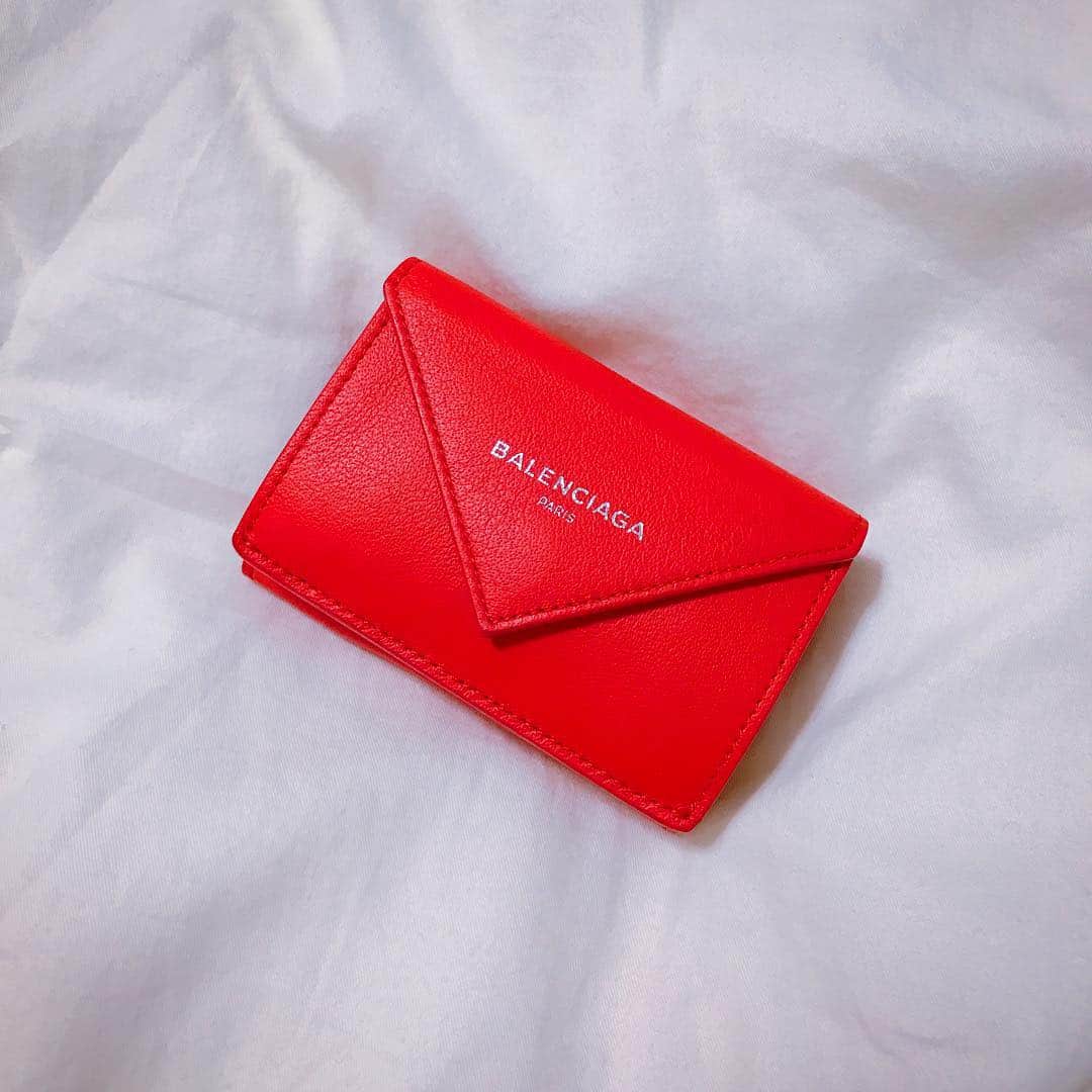 木村桜のインスタグラム：「. new in❤︎ 色はやっぱり好きな赤 コンパクトで手ぶら女子としては嬉しいサイズ感 #wallet #財布 #balenciaga  #バレンシアガ #red #赤」
