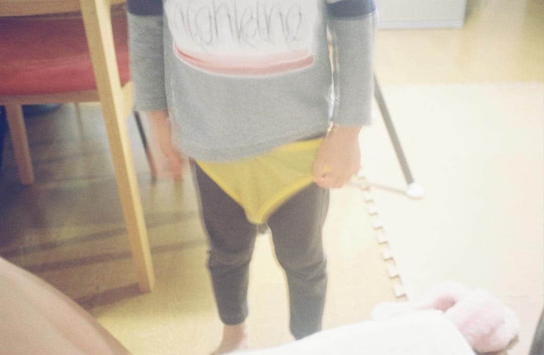 花盛友里のインスタグラム：「かーちゃんのパンツ履く人。」