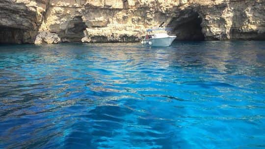 朝日放送「朝だ！生です旅サラダ」さんのインスタグラム写真 - (朝日放送「朝だ！生です旅サラダ」Instagram)「@aiaoki_official  #マルタの海 で初ダイビング🧜🏼‍♀️💙 世界中のダイバーが憧れるこんな素敵な海に潜れるなんて。。。 #ライセンス取得 しててよかったぁ〜😭✨ 潜った海は明るいブルー🏝💙 写真、加工してなくてこの色です🙌🏻笑 上から見ても綺麗でしたが、潜るとさらに綺麗でした😭✨✨ #海底洞窟 から見える、光の差し込んだ海は本当に神秘的💙✨ 魚に囲まれすぎて、視界からインストラクターさんとカメラさんが消えました🤣🐠🐠🐠笑 すごく思い出に残る #初ダイビング になりました☺️💙 ・ ・ #ダイバーの憧れ #ダイビング #透明度抜群  #洞窟ダイビング #神秘的 #海の中 #ヴァレッタ #Valletta #マルタ共和国 #マルタ島  _ #ABCテレビ #朝日放送テレビ #朝だ生です旅サラダ #旅サラダ #旅サラダガールズ #新サラダガールズ #8期生 #青木愛 #土曜 #あさ8時 #シンクロ #元日本代表 #海外 #旅  #travel #trip @ Valletta, Malta」6月7日 20時11分 - tabisalad