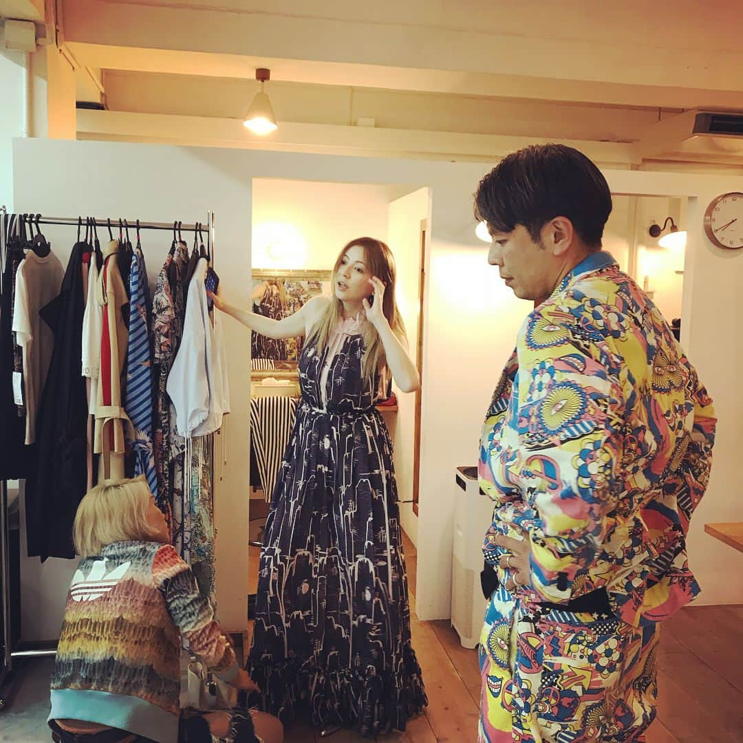 香里奈さんのインスタグラム写真 - (香里奈Instagram)「トミトリです。 VIVIENNE TAM 衣装フィッティング その1 #どの衣装も素晴らしい #軽く着こなす #香里奈ちゃんすげぇな #って正直思う #なぜか前に出てくるド派手な人 #ハギーズスタイル #こう見えてスタイリスト（笑） #香里奈 #G香里奈 #karina #PARCO #富取正明 #ギャンビット #gambit #10BANスタジオ #masaakitomitori #photo #渋谷 #名古屋 #exhibition #香港 #KITEC #IAA #PuffinEntertainment #TGC  #VIVIENNE TAM #NorieM #マツオインターナショナル #ノリエム」6月7日 21時25分 - karina_official_221