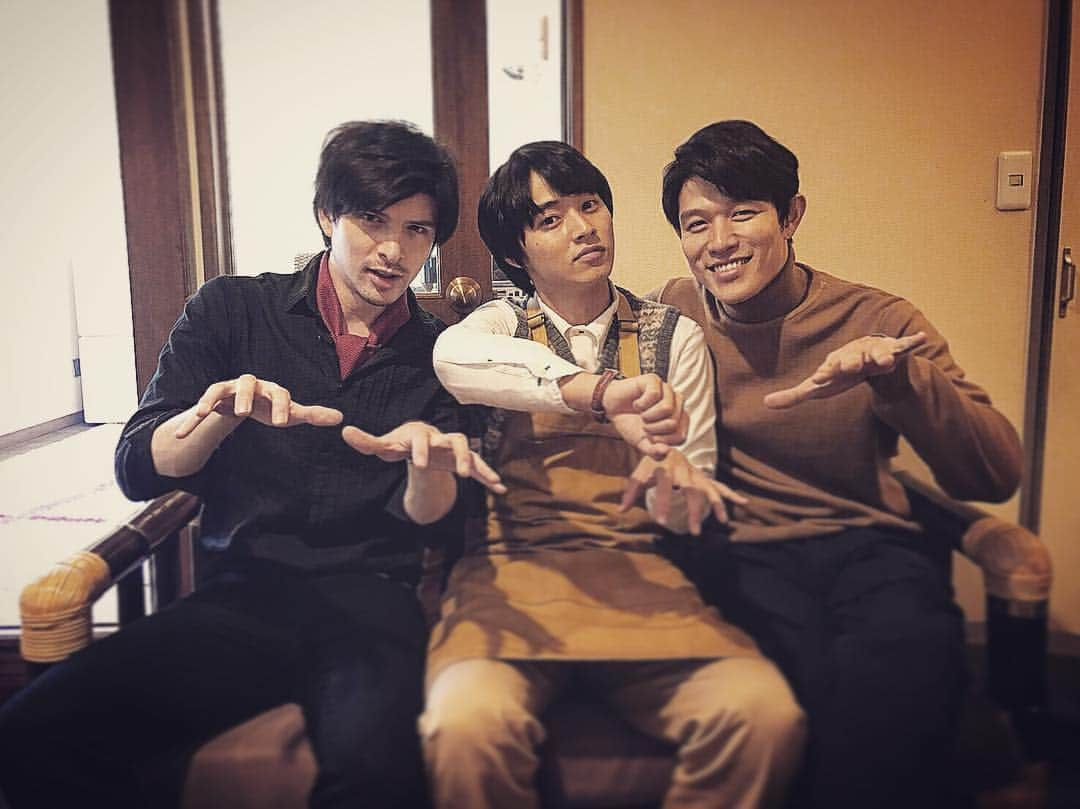 城田優さんのインスタグラム写真 - (城田優Instagram)「謎のポーズの3ショット  #答えはきっと映画の中に #羊と鋼の森 #いよいよ明日公開 #ピアノっちゅーのはほんまに #心底難しいでござる #繊細な音を造る #繊細な職人の技 #劇場でお楽しみ下さい @kentooyamazaki  #山崎賢人 #鈴木亮平 #城田優」6月7日 22時25分 - yu_shirota