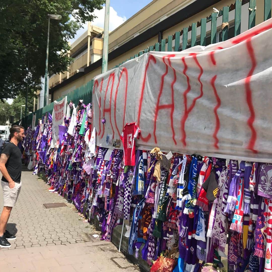 のインスタグラム：「“CAPITANO TI RICORDERÒ SEMPRE”... Volevo ringraziare la @acffiorentina e il vice presidente SALICA per la disponibilità e di aver accettato un piccolo omaggio per Davide... @sanlorenzo #DA13」
