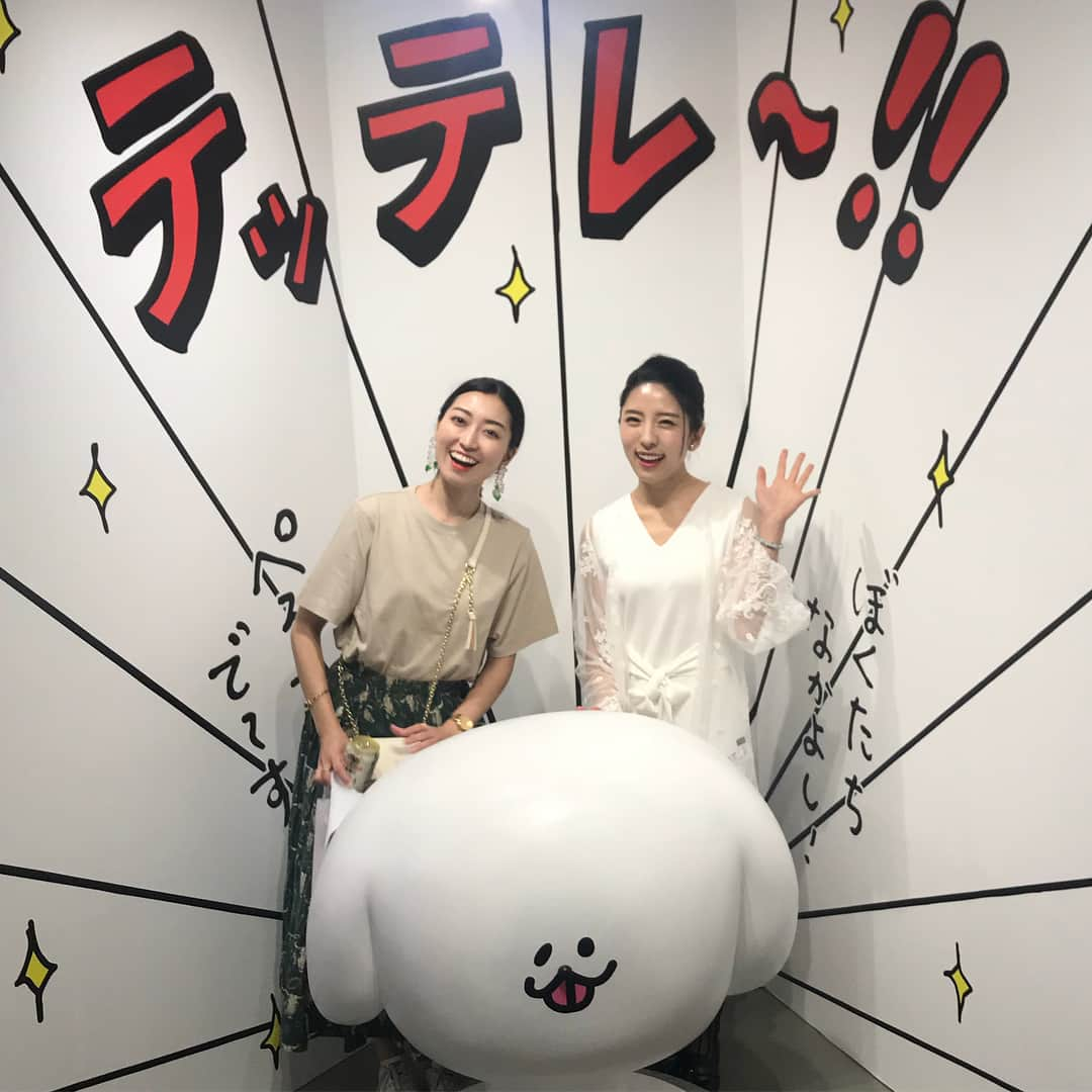 松井絵里奈さんのインスタグラム写真 - (松井絵里奈Instagram)「パントビスコさーーん❣️ 本日2018.06.08から06.24まで 池袋PARCOで開催される 「パントビスコの本当に くだらない個展」に行かせて頂きましたぁぁぁ〜‼︎ ・ ・ @pantovisco パントビスコさんのInstagramで繰り広げられる世界観の大ファンでしたが、 実際に描かれた作品を見て、、衝撃が走りましたー❣️ どれもこれも、面白く温かく、 共感できたり、発見できたり、爆笑したり、クスッときたり、 もぅ、自分の感性にバシバシ刺さりました🙌🏻🤩💖 ・ ・ 手描きで描かれたものって 心を感じられて好きです。 ・ パントビスコさんの描かれるキャラクターがどれも個性があってステキ！！特に私が癒されるのが「やさ村やさし」さん。この好青年たまらーん‼︎帰り際にTシャツを買って着て帰りました🤭❤️ あみちゃんはGGT😍 ・ ・ パントビスコさんご本人にお会いさせて頂いて、あったか〜いお人柄にさらにファンになりました🙏🏻これからも楽しみにしています♪♪ #パントビスコ さん#パントビスコの本当にくだらない個展 #池袋PARCO#何度も見たい#やさ村やさし #個展#ずっと楽しい#また行きたい#松井絵里奈」6月8日 11時53分 - erina74xx