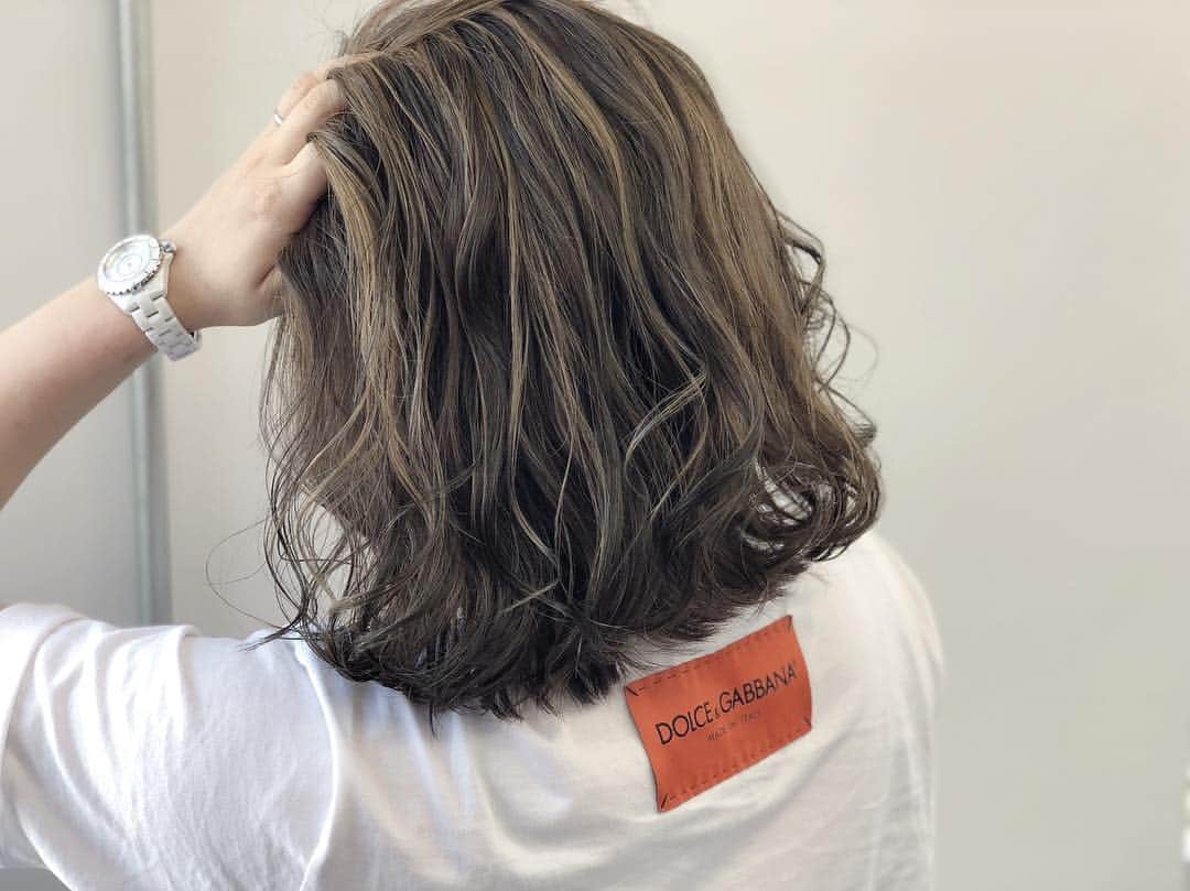 のインスタグラム：「ハイライトってグッとくる。 ★★★ 【PRICE】 cut+color+炭酸スパ ¥8640〜 . cut+color+3STEP treatment +炭酸スパ ¥10800〜 . cut+イルミナcolor+shu uemura art of hair treatment+炭酸スパ ¥11880〜 . cut+quick treatment+炭酸スパ ¥5400〜 . color+2STEPtreatment+炭酸スパ ¥7020〜 . イルミナカラー+shu uemura art of hair treatment+炭酸スパ ¥9720〜 . bleach or highlight/lowlight color+3STEPtreatment+炭酸スパ ¥14040〜 . DMによるご新規のご予約の方はこちらより更に割引させて頂きます！ ★★★ 【REPSENSE】 TEL 052-232-6088 . . 〒460-0003 名古屋市中区錦2-6-19 長者町通ビル3F  #NORI #shuuemura #シュウウエムラ #ヘアスタイル #ヘアカラー #栄 #ノリノリヘアー #グレージュ #ダブルアッシュ #ハイライト #ヘアカタログ #ダブルカラー #デザインカラー #artofhair  #ブリーチ #グラデーションカラー #外人風 #外国人風 #イルミナカラー #バレイヤージュ #アディクシーカラー #レペセンス #REPSENSE #伏見 #丸の内 #followme #錦 #ファイバープレックス」