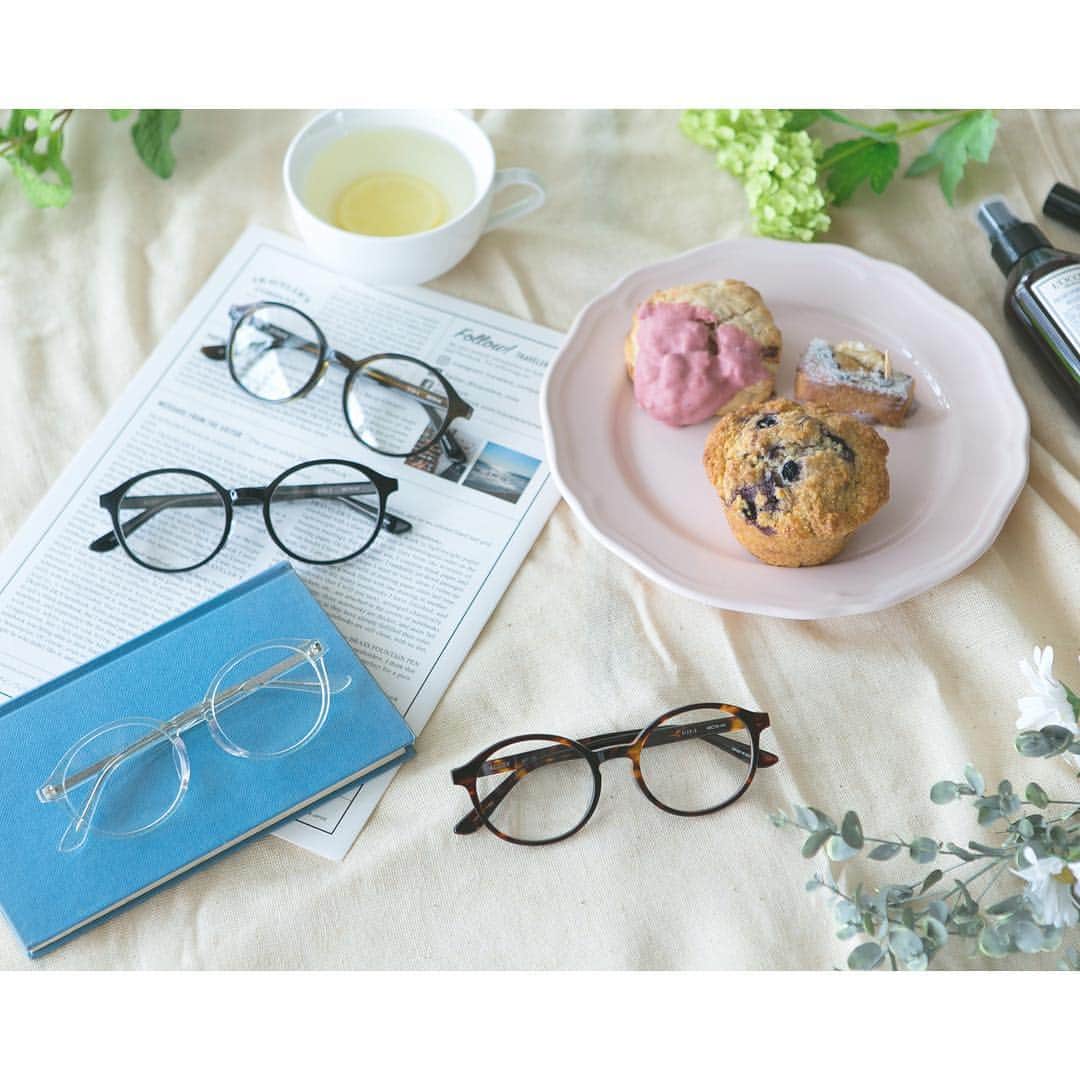 ALOOKのインスタグラム：「『ALOOK CLASSIC』の新作登場 コロンと丸みの強い ラウンドタイプのメガネ♪ _________________________________ 個性的になりやすいラウンドタイプを カジュアルなイメージに掛けやすいよう デザインしました。 キーホールブリッジがクラシックな 雰囲気を引き立たせ、落ち着いたカラーを 揃えました。  ______________________________ メガネ:ALC-125 ______________________________ . ¥5,400(taxin) ______________________________ #ALOOK #めがね #メガネ #眼鏡 #ダテメ #eyewear #glasses #インスタグラム #instagram #trend #tagsforlikes #followme #フォロー #フォローミ #instafashion #ファッション #fashion #accessory #メガネ女子 #instagood #coordinate #メガネ男子 #CLASSIC #クラシック #newarrival #新作 #break #おしゃれ」