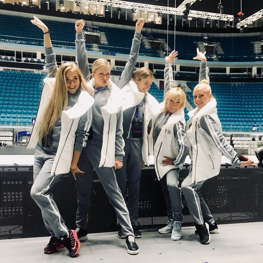 シェイ＝リーン・ボーンのインスタグラム：「Just hanging with the girls in Kazakhstan. 💃💃💃💃💃」
