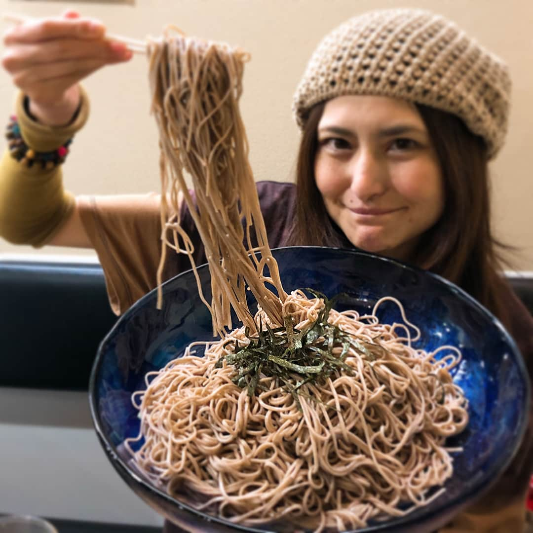 アンジェラ佐藤さんのインスタグラム写真 - (アンジェラ佐藤Instagram)「焼きそばとピリ辛炒飯のWデカ盛り〜(o´艸`) 約２kg そしてざるそば5人前なーり！  #アンジェラ佐藤 #とまり木処ひだまり #円山 #デカ盛り #焼きそば #炒飯 #ざるそば  #他にも色々食べた」6月8日 4時00分 - angela_satou