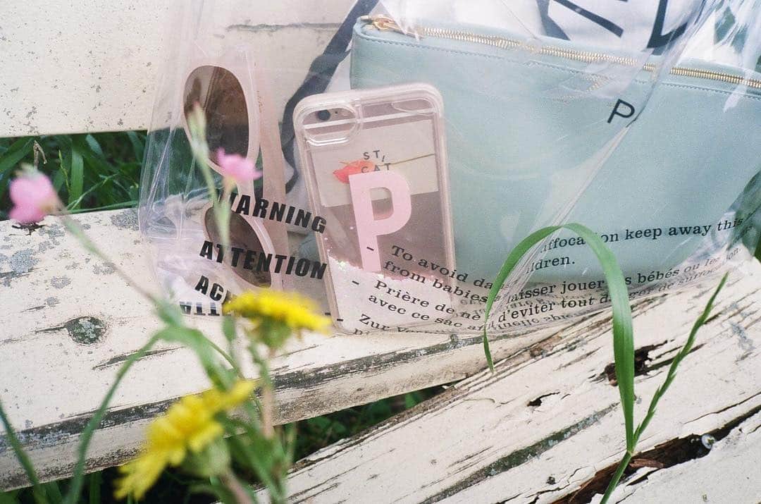 花盛友里のインスタグラム：「iPhoneケースのPはphotographer の P! . 自分の好きな文字入れられるんだけど、現場でいつも 「これ誰のiPhone？」 ってなるから 「それ、Pのです！」 って言いたくてこれにした笑 いいでしょ？ しかも落としても大丈夫なやつなのだ！ 落としまくってるけど守ってくれててめちゃ便利。 . . . @casetify_jp @casetify」