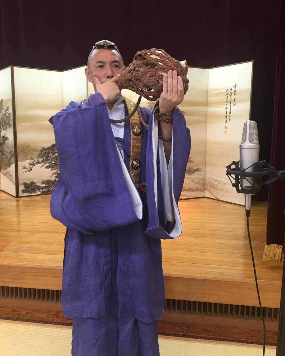 冨永裕輔さんのインスタグラム写真 - (冨永裕輔Instagram)「3,000,000people climb #Mttakao at  hachioji tokyo every year and it is the largest number in the world. The mountain has a 3 #Michelin -starred for sightseeing. We recorded a trumpet shella conch for  new song included in my major debut album at #yakuointemple . And I prayed for a big hit!  世界最多の年間300万人が登る東京八王子の霊山高尾山にて、メジャーデビューアルバム『シルクロード』に収録される楽曲の法螺貝レコーディングをさせていただきました。今までも振り返ると人生のターニングポイントで御参りさせていただいている薬王院の、佐藤秀仁さんの法螺貝からは力強いメッセージを受けとりました。 そして大ヒット祈願を受けました！  #singersongwriter #radiopersonality #yusuketominaga #冨永裕輔 #シルクロード #薬王院 #高尾山 #イケメン坊主 #佐藤秀仁 さん #ヒット祈願 #法螺貝 #japan #temple」6月8日 6時42分 - yusuketominaga_official