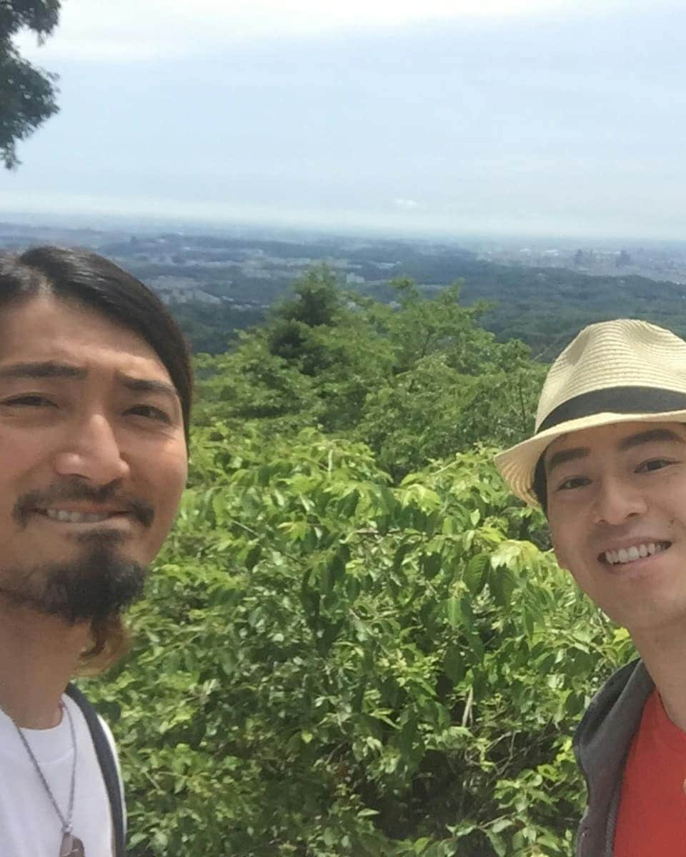 冨永裕輔さんのインスタグラム写真 - (冨永裕輔Instagram)「3,000,000people climb #Mttakao at  hachioji tokyo every year and it is the largest number in the world. The mountain has a 3 #Michelin -starred for sightseeing. We recorded a trumpet shella conch for  new song included in my major debut album at #yakuointemple . And I prayed for a big hit!  世界最多の年間300万人が登る東京八王子の霊山高尾山にて、メジャーデビューアルバム『シルクロード』に収録される楽曲の法螺貝レコーディングをさせていただきました。今までも振り返ると人生のターニングポイントで御参りさせていただいている薬王院の、佐藤秀仁さんの法螺貝からは力強いメッセージを受けとりました。 そして大ヒット祈願を受けました！  #singersongwriter #radiopersonality #yusuketominaga #冨永裕輔 #シルクロード #薬王院 #高尾山 #イケメン坊主 #佐藤秀仁 さん #ヒット祈願 #法螺貝 #japan #temple」6月8日 6時42分 - yusuketominaga_official