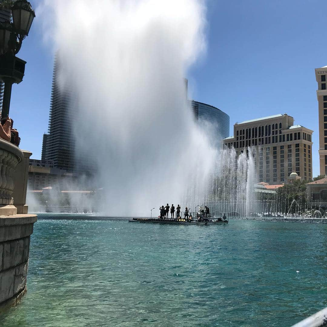 ブレンドン・ウリーさんのインスタグラム写真 - (ブレンドン・ウリーInstagram)「Tfw you’re stuck in the middle of Bellagio fountain and you see your destruction towering above you. Still fun as hell. Thanks @nhl and thanks @vegas ❤️ #goknights 📷: @tonytouchmarino」6月8日 7時04分 - brendonurie