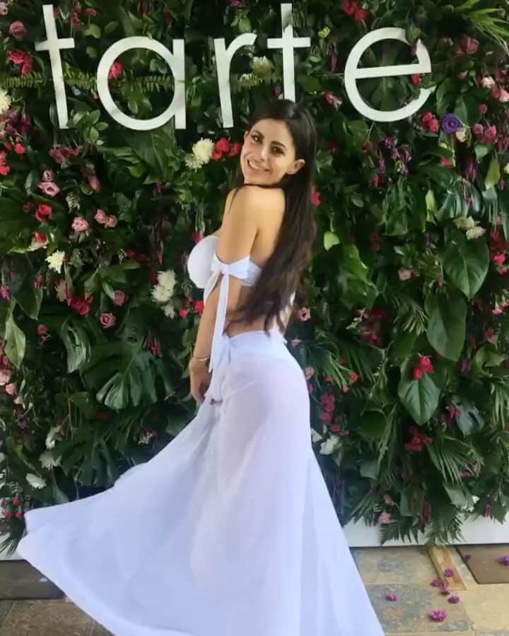 Azzyのインスタグラム：「I feel so incredibly blessed to be here in Costa Rica with @tartecosmetics ❤️ As a huge fan of their makeup I never thought this would happen. I can't wait to share with you the incredible trip they have thrown together for us. Along with some special giveaways 😏 #trippinwithtarte #flowerpowered」