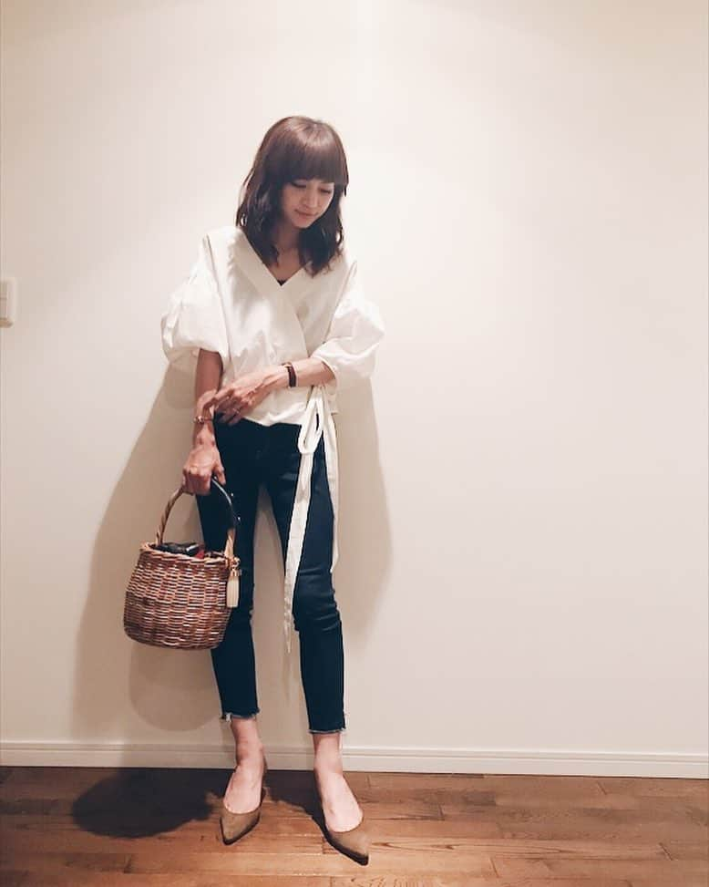 安田美沙子さんのインスタグラム写真 - (安田美沙子Instagram)「いつかの私服。  shirts..#elendeek denim..#florent  shoes..#manolo bag..#amongout watch..#cartier  #みさこファッション  #ootd #instagood  #wear」6月8日 9時03分 - yasuda_misako