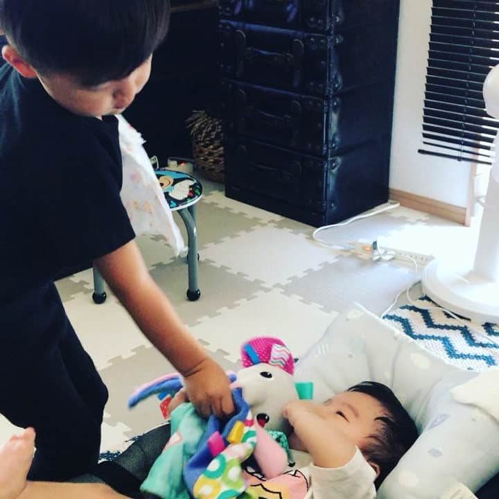 藤倉幸子のインスタグラム：「朝から優しいね昊くんお兄ちゃん❤️ 本当成長したなーって思う😊  優しいね✨」