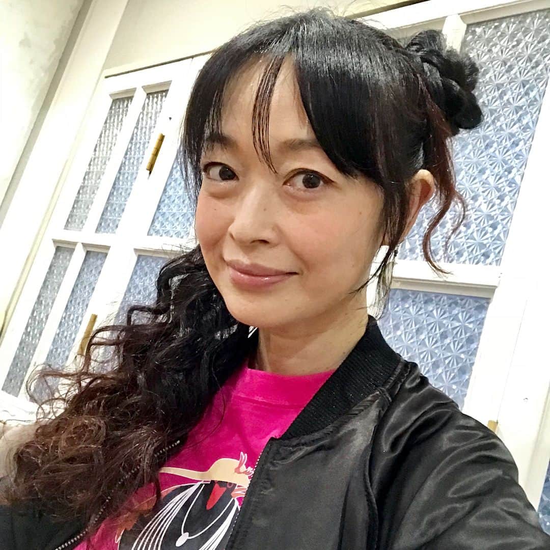 畑亜貴さんのインスタグラム写真 (畑亜貴Instagram)「テーマはヤンバルクイナとお願いしたら目元を赤く作ってくれたメイクさんに大感謝
