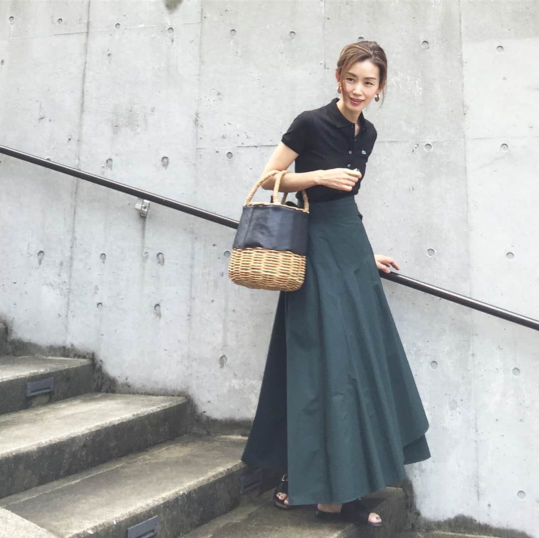 のインスタグラム：「* 昨日の服 * ポロシャツの季節だ！ * お気に入りの @aton_tokyo のスカートと 合わせました * #ootd  #ポロシャツ #lacoste #ラコステ  #スカート #aton #エイトン  #バッグ #elendeek #エレンディーク #時計 #gshock #ジーショック #レザーブレス #zanellato #ザネラート  #ピアス #gallardagalante #ガリャルダガランテ  #靴 #maurodebari #マウロデバーリ * #ブログ更新しました  #プロフィールにブログのリンク貼ってます」