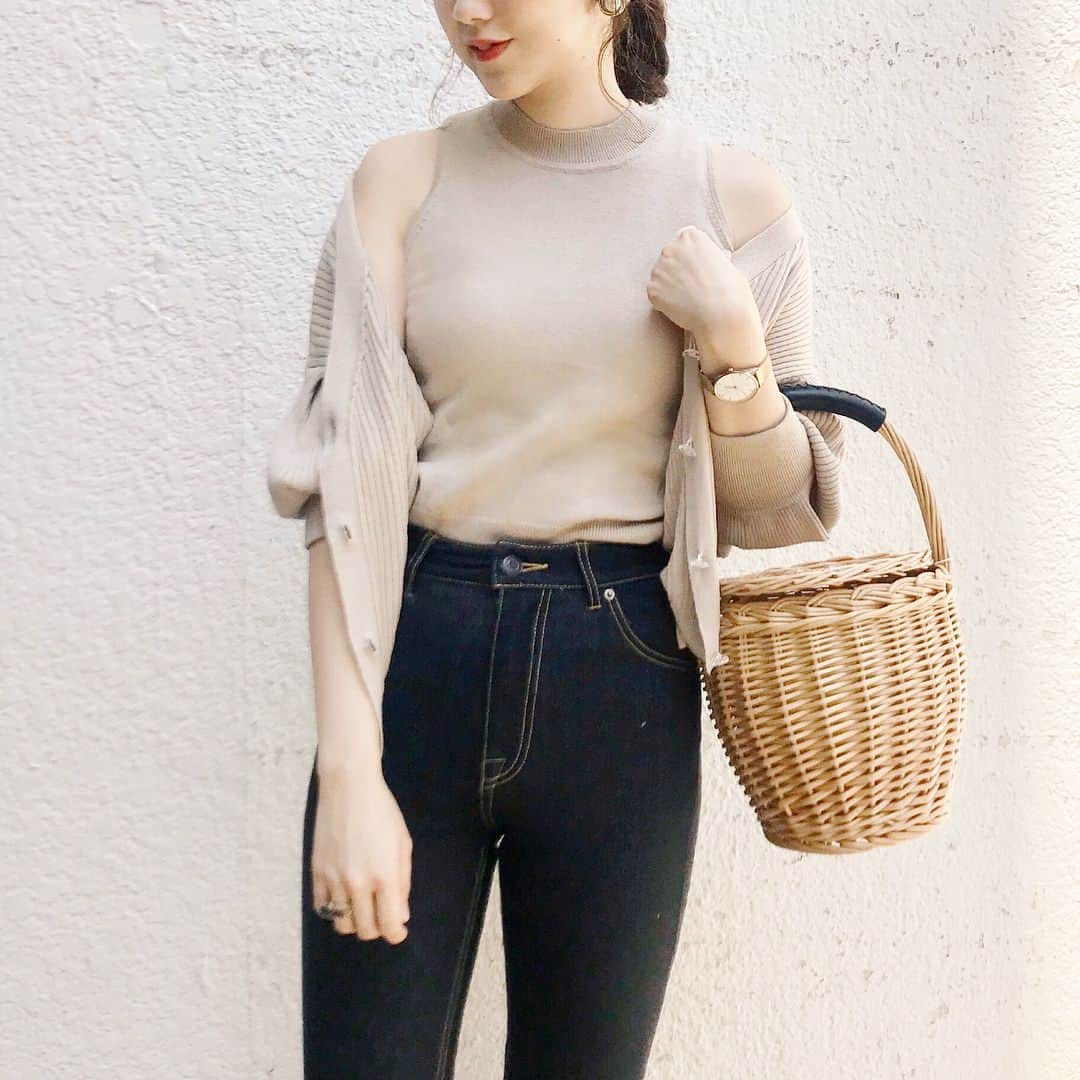 のインスタグラム：「. ハイネックニットにカーデ重ねて、ちょっと肌見えする感じ可愛い♡♡ カーデでもノースリニットでもそれぞれ使えるset🌻 こんなの欲しかった！！入荷が楽しみだな〜♡ . #whoswhochico #salonbychico #mina_chicode #salonbychico_yokohama」