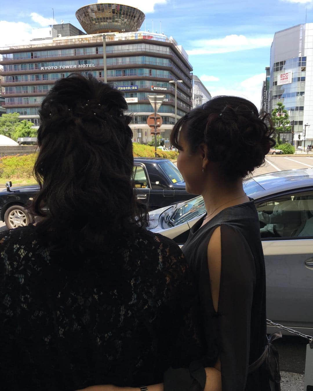 栗原由佳のインスタグラム：「先日、長男長女を連れてお世話になった方の結婚式へ。ヘアセットしてもらっちゃった。#京都 #Inthegreen」