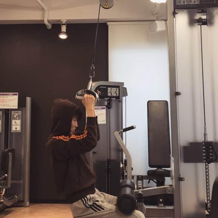 カルマのインスタグラム：「ただのガリじゃありません。 ジムに通っとる上でのガリです笑 …ただ体動かしとるだけみたいやんか🤣 お前らうっせぇぞ！笑 ㅤㅤㅤㅤ ㅤㅤㅤㅤ ㅤㅤㅤㅤ ㅤㅤㅤㅤ #fitness #gym #training #ジム #筋トレ #疲れた」