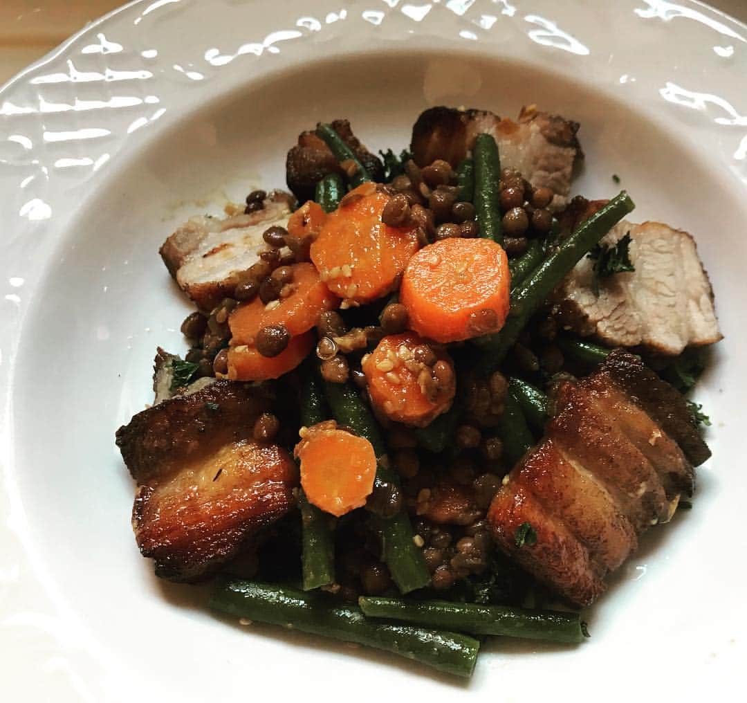 辻仁成さんのインスタグラム写真 - (辻仁成Instagram)「昨夜は塩豚とレンズ豆など野菜の煮込みにしました。プティ・サレと申しますが、めっちゃフランスなごはんです。」6月8日 15時08分 - tsujihitonari