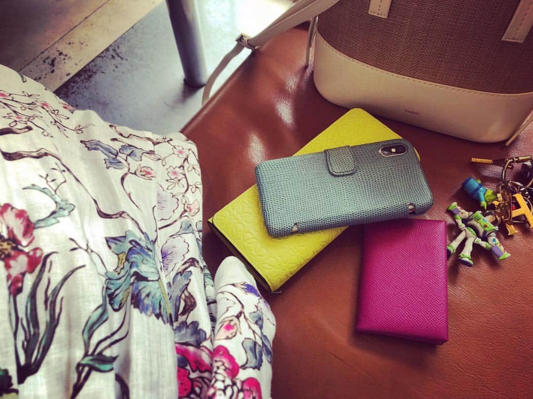 神崎恵さんのインスタグラム写真 - (神崎恵Instagram)「バッグの中に色がいっぱい。 コメントをいただいていたiPhone case は #thecasefactory  お財布は #loewe  名刺入れは #hermes 💗」6月8日 15時33分 - megumi_kanzaki
