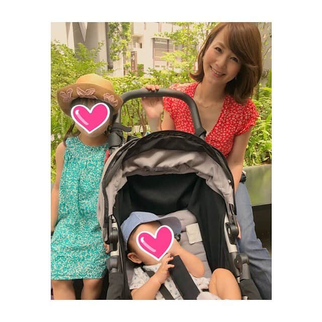 のインスタグラム：「いい天気🌞✨ #梅雨入り #貴重な晴れの日 #家族ランチ #family #生後7ヶ月 #babyboy  #小花柄お揃い」