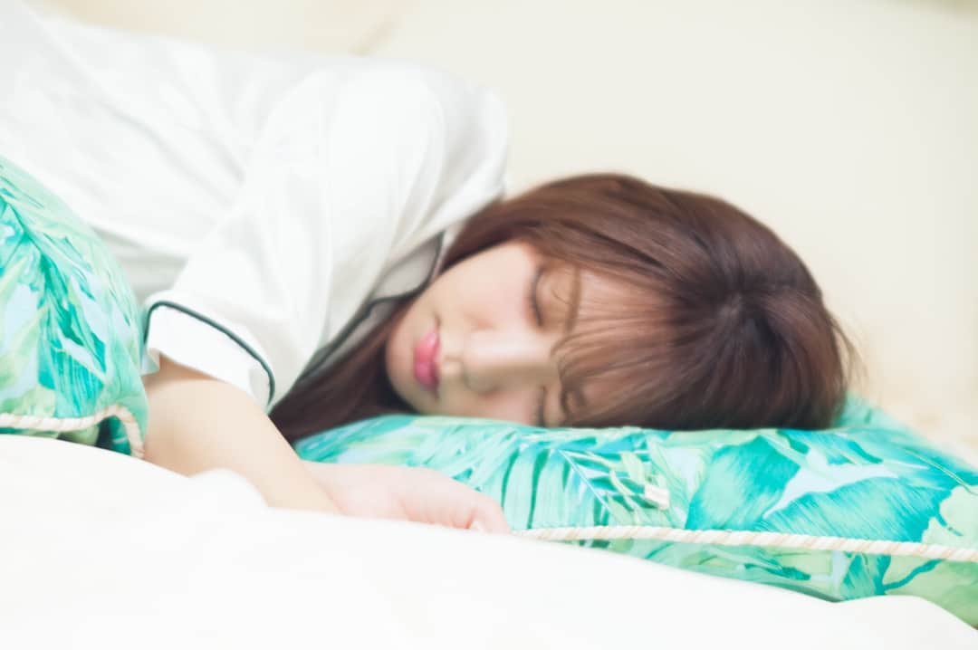 神尾美月さんのインスタグラム写真 - (神尾美月Instagram)「#彼女が寝てるなう  に使っていいよ。 . #寝相はかなり悪い#よくママに怒られてた#おはよう#☀️#instagood#instadiary#instapic#japanesegirl#グラビア#寝起き#パジャマ」6月8日 17時33分 - mizuki_c0515