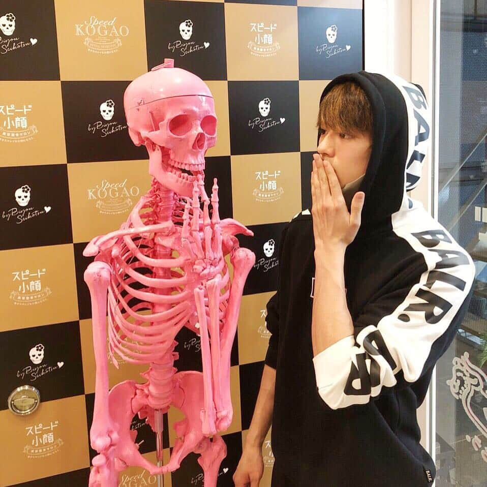 Speed小顔渋谷店さんのインスタグラム写真 - (Speed小顔渋谷店Instagram)「新田真剣佑さんご来店😄  受付にあるピンクのガイコツと記念撮影♫  #speed小顔 #スピード小顔 #痛くない小顔矯正 #小顔矯正」6月8日 18時13分 - speedkogao.shibuya