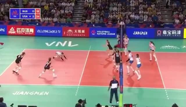 キンバリー・ヒルのインスタグラム：「Qualifying for finals week deserves some major chest bumps #enjoyvnl  @krobin32」