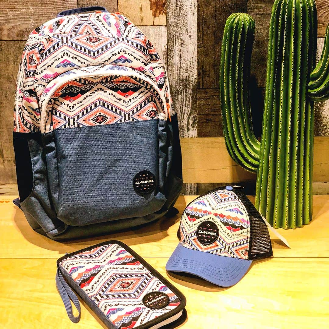 CRATE.JAPANのインスタグラム：「DAKINE『Lizzy Collection』 . ポルトガルのpenichヴィレッジでLizzyという愛称で知られている、アーティスト兼イラストレーターのLisa MarquseさんとDAKINEがコラボレーションした作品です😍 . 海や波乗りの生き方からインスパイアされた作品は女性らしさと可愛さを融合したデザインで【束縛されない自由な精神と伝統の共存】というlisa Marquseさんのスタイルを表現したコレクションになっております(ㆁᴗㆁ)✨ . 写真以外にボストンバック等もございますので是非店頭でご覧になってください😁 . #DAKINE#リュック#旅行#スポーツ#Lizzy#travel#Collection#Hawaii#夏#アウトドア#outdoor#女性らしさ#可愛すぎる#ダカイン#CRATE#枚方市#lifeisgood」