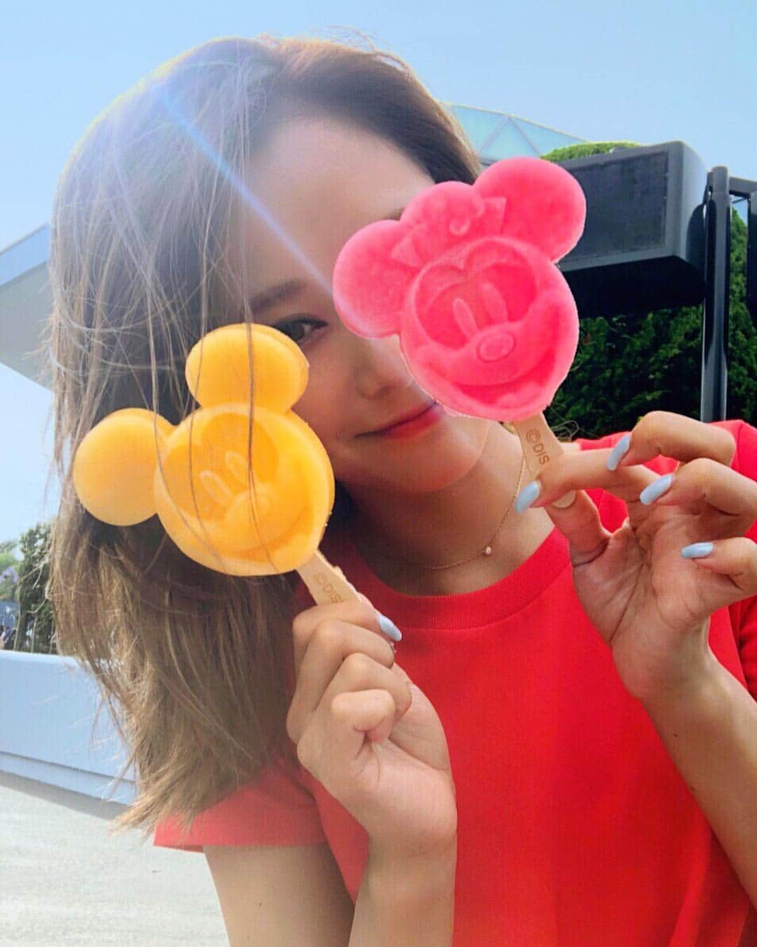 秋谷理恵のインスタグラム：「写真撮ってたらアイス溶けた🐭」
