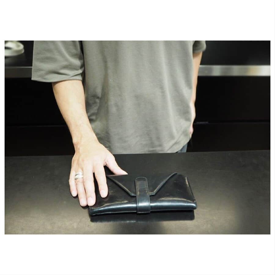 ヒロコハヤシさんのインスタグラム写真 - (ヒロコハヤシInstagram)「#ヒロコ財布部 . ≡Report NO. 003≡ デザイナー ◆『スマホも入れて、長財布ひとつで「ちょっとそこまで」』 . ◆今回はSalon de Saifu 初の男性部員です。 ユニセックスなデザインも多いHIROKO HAYASHIの中でも、最もシンプルで革の味が楽しめる「LEO（レオ）」の長財布を愛用中。 . ◆「平日は仕事なのでバッグに入れていますが、休日はお財布ひとつででかけることも。 ポケットに入れるので、あまり厚みはだしたくありません。 二つ折りのお財布って、カードが重なって意外と厚みがでてしまうので長財布のほうがスマートで使いやすい。」 . ◆HIROKOにはいくつか長財布の種類がありますが、この型を選んだのは？ . 「なにより小銭が出しやすい！ そして、スマホを入れても余裕があるサイズ感が気に入っています。 . ちょっとそこまで出かける時は、お財布にスマホを入れたいので小銭が出しにくくてじゃらじゃら溜まってるのは嫌なんです。」 「とは言いつつも、海外に行く時は二つ折り財布を使っています。 気分も変わって、それぞれのお財布に愛着がわきますね。」 . 持った手が映りこむほどの革の光沢感から、愛着具合が感じられます。 . ヒロコ財布部では、#ヒロコハヤシ の財布を愛用している方をご紹介していきます！ ヒロコの財布をお持ちの方、ぜひ活動していきましょう。 . #ヒロコハヤシ #hirokohayashi  #longwallet bwallet #leatherwallet #財布 #お財布 #お財布の中身 #レザー財布 #革財布 #革 #レザー #レザー小物 #革小物 - - ▶︎商品詳細はプロフィールのURLからご覧いただけます。」6月8日 20時11分 - hiroko_hayashi_official