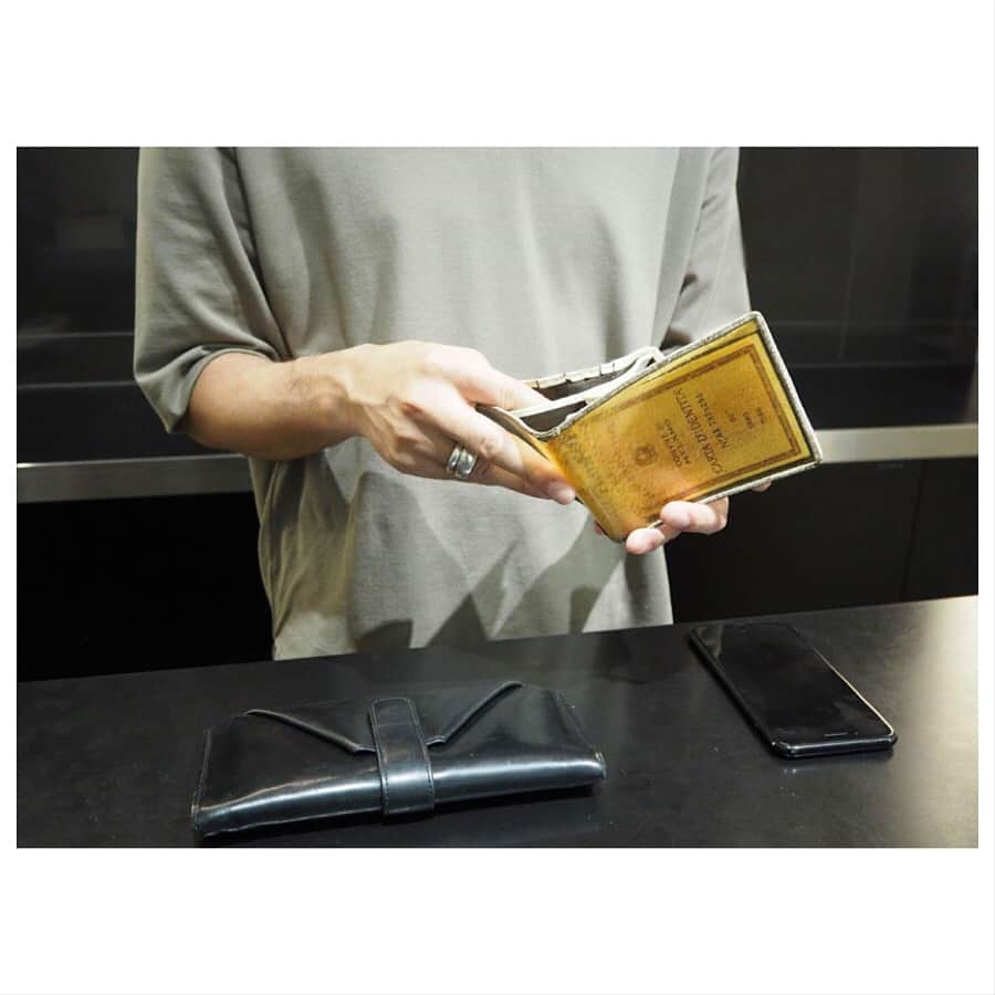 ヒロコハヤシさんのインスタグラム写真 - (ヒロコハヤシInstagram)「#ヒロコ財布部 . ≡Report NO. 003≡ デザイナー ◆『スマホも入れて、長財布ひとつで「ちょっとそこまで」』 . ◆今回はSalon de Saifu 初の男性部員です。 ユニセックスなデザインも多いHIROKO HAYASHIの中でも、最もシンプルで革の味が楽しめる「LEO（レオ）」の長財布を愛用中。 . ◆「平日は仕事なのでバッグに入れていますが、休日はお財布ひとつででかけることも。 ポケットに入れるので、あまり厚みはだしたくありません。 二つ折りのお財布って、カードが重なって意外と厚みがでてしまうので長財布のほうがスマートで使いやすい。」 . ◆HIROKOにはいくつか長財布の種類がありますが、この型を選んだのは？ . 「なにより小銭が出しやすい！ そして、スマホを入れても余裕があるサイズ感が気に入っています。 . ちょっとそこまで出かける時は、お財布にスマホを入れたいので小銭が出しにくくてじゃらじゃら溜まってるのは嫌なんです。」 「とは言いつつも、海外に行く時は二つ折り財布を使っています。 気分も変わって、それぞれのお財布に愛着がわきますね。」 . 持った手が映りこむほどの革の光沢感から、愛着具合が感じられます。 . ヒロコ財布部では、#ヒロコハヤシ の財布を愛用している方をご紹介していきます！ ヒロコの財布をお持ちの方、ぜひ活動していきましょう。 . #ヒロコハヤシ #hirokohayashi  #longwallet bwallet #leatherwallet #財布 #お財布 #お財布の中身 #レザー財布 #革財布 #革 #レザー #レザー小物 #革小物 - - ▶︎商品詳細はプロフィールのURLからご覧いただけます。」6月8日 20時11分 - hiroko_hayashi_official