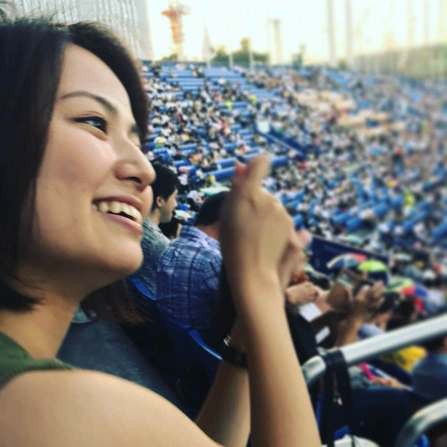 新谷あやかさんのインスタグラム写真 - (新谷あやかInstagram)「ソフトバンクvsヤクルト観てきた昨日。 久しぶりの観戦楽しかった🐥♥️ 3対4でヤクルトがwinner!  ランナーいるときの キャッチャーがピッチャーに球返すとき必ずカバーにいくショート見るとなんか萌える。 あと、ツーアウトの手ね。 ツーアウトフェチです。i love it! #新谷あやか #しんやあやか #女優 #タレント #野球 #野球観戦  #baseball #ソフトバンクホークス #ヤクルトスワローズ  #モイネロ #城所龍磨 #山田哲人  #今宮健太」6月8日 20時15分 - shinya.ayaka