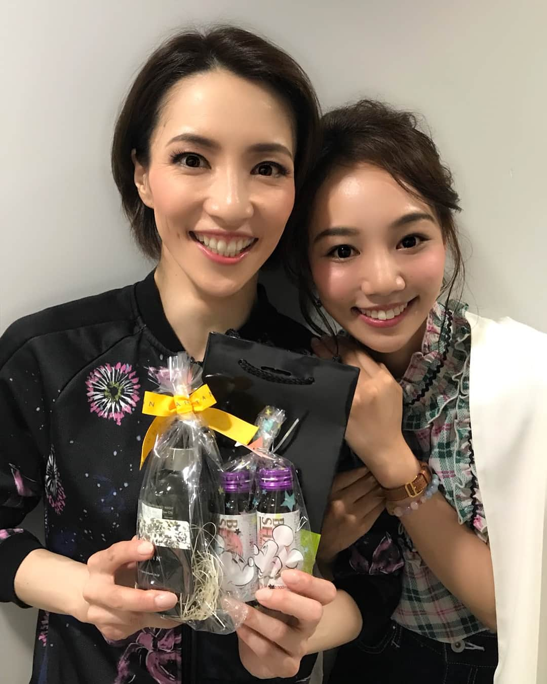 咲妃みゆさんのインスタグラム写真 - (咲妃みゆInstagram)「再び赤坂ACTシアターへ…✨ . 同じ作品を二度も観劇させて頂くなんて贅沢な経験…私にとって初めてです😌 . 今回は、落ち着いてより視野を広げて拝見することが出来、新たな発見の連続でした‼️✨密度の濃い舞台はあっっっという間に終演してしまいました😳💕公演も残すところあと2日だそうです。無事に千穐楽を迎えられますようお祈りしています🍀 . . 終演後に… . ちぎさん(早霧せいなさん)と📷✨ 尊敬心は増すばかり…🌟どこまでも限りなく魅力的なお方です😭❤️ . 栗山絵美さんと📷✨ 8月9月上演のミュージカル「GHOST」でご一緒させて頂きます😊お、お美しい…💕気さくにお話しくださりとても嬉しかったです😭✨ . . #womanoftheyear #ウーマンオブザイヤー #赤坂actシアター #早霧せいな さん #栗山絵美 さん」6月8日 20時18分 - miyusakihi