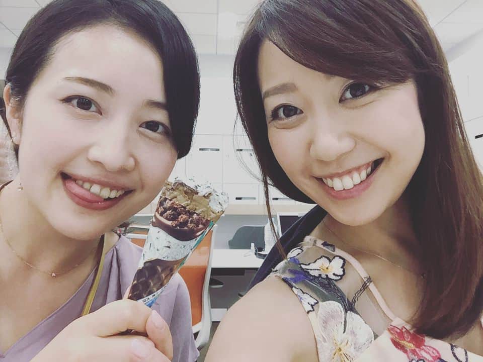 須黒清華のインスタグラム：「アイスを食べながらOAの準備する、可愛すぎる相内と片渕♡ 思わず激写‼︎ ちょっと羨ましそうな福田もいます♪ 片渕は遊んでいる…のではなく、トレたまの準備をしているそうです〜♪ 可愛くて、ずっと見てられちゃう♡ . 今週のWBSは大江さんがお休みのため、相内と2人でメインキャスターを務めさせて頂きました。 想像以上の緊張… 大江さんのすごさを実感する日々です。 今日は相内の担当です‼︎ 夜11時からのWBS、ご覧くださいね(^^) #wbs #大江さん #相内優香 #片渕茜 #トレたま #福田典子 #テレビ東京アナウンス部 #アイスクリーム」