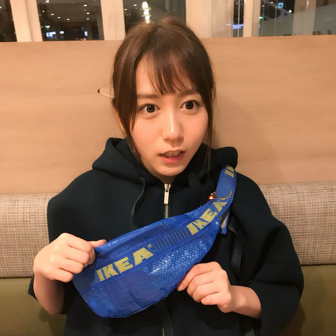 大場美奈さんのインスタグラム写真 - (大場美奈Instagram)「🛍 IKEAの買い物バックを友達がウエストポーチにリメイク。欲しくて欲しくて駄々こねたんだけど、これ作るのにミシンなくて手縫いで1週間もかかったらしく、結局ダメだった(´･ω･`)ミシンプレゼントしたら作ってくれるらしい、ミシンプレゼントしたいレベル＼(^o^)／ #IKEA #リメイク #クオリティ高い」6月8日 20時42分 - obamina__43