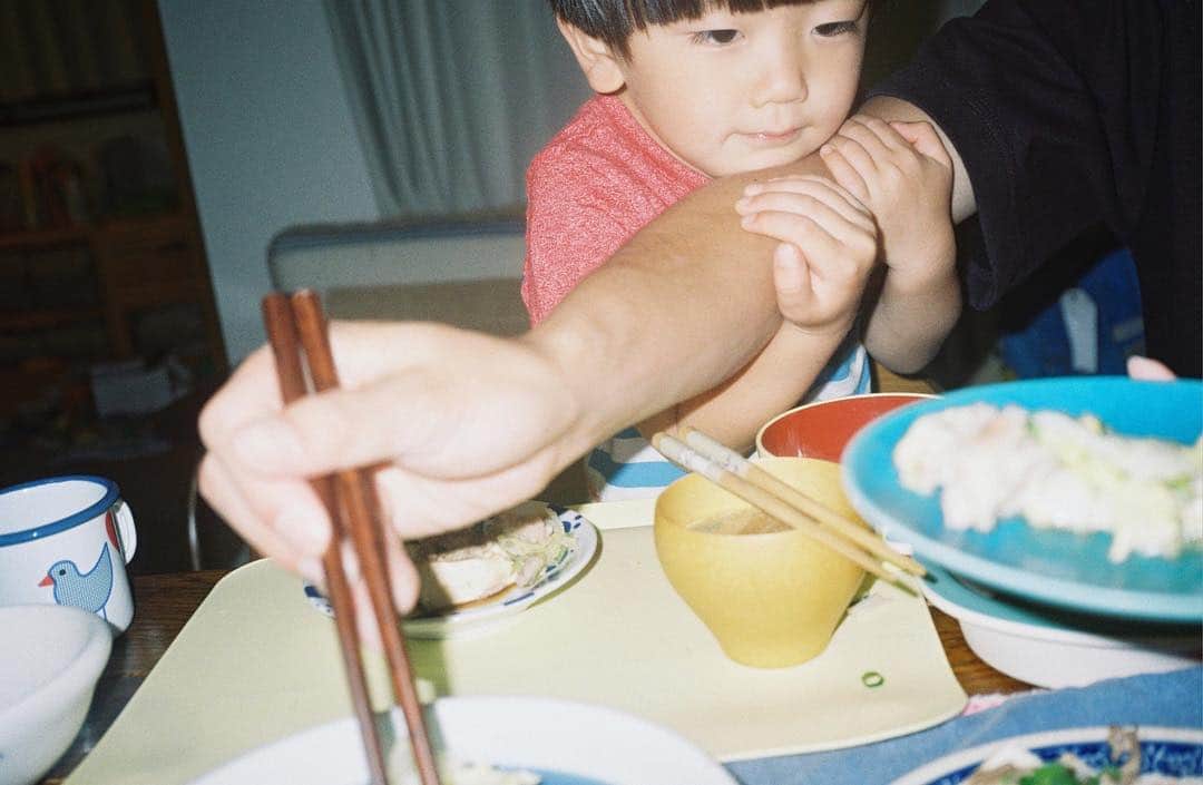 花盛友里のインスタグラム：「とーちゃんにぴとっ。 . . #なんでもない日 #これぞ幸せ」