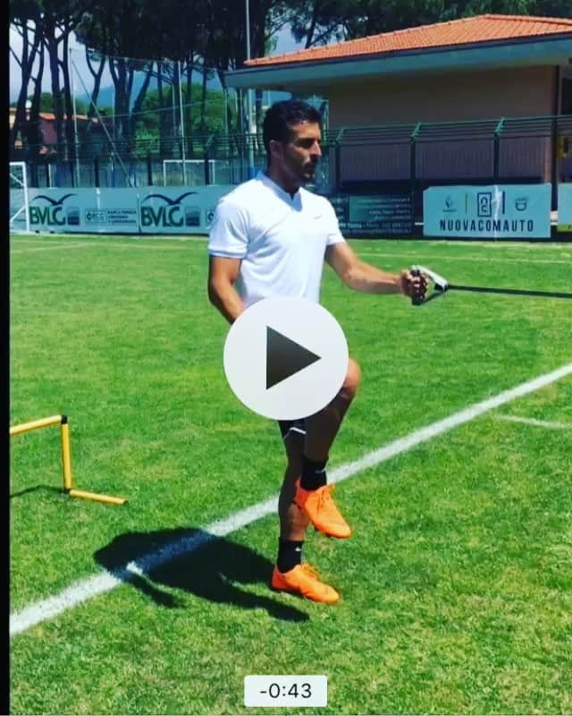 ジュリオ・ドナーティのインスタグラム：「Off-season training by @ebelli10 ⚽️💦 #keepdoing #stayfit #footballtraining #functionaltraining #performance」