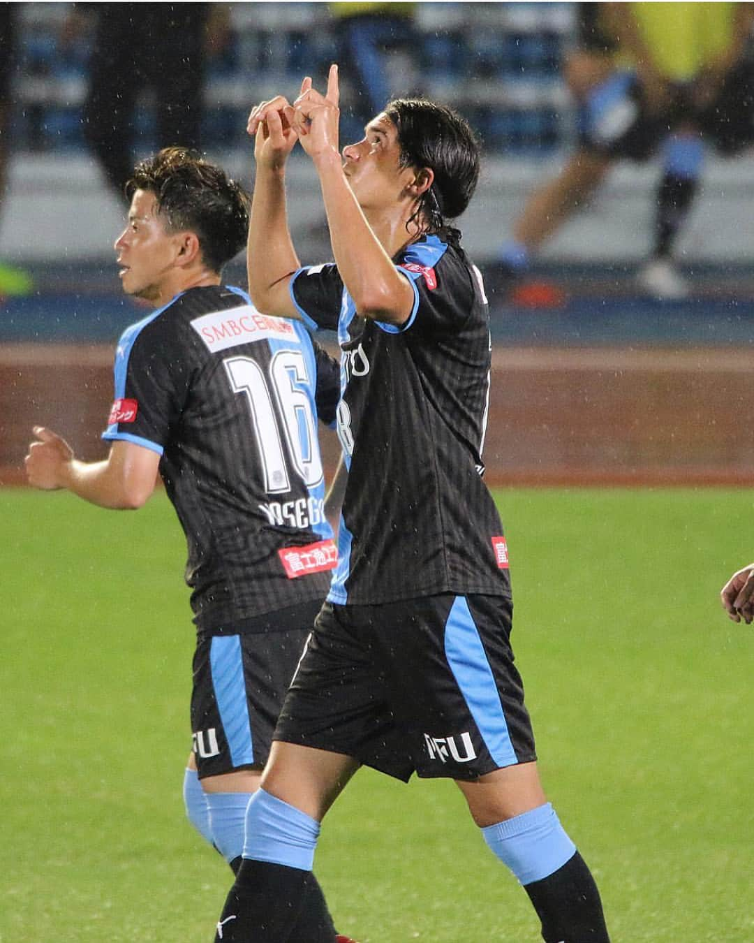 エウシーニョのインスタグラム：「Só agradecer !!! 🙏🙌☝️⚽️#29  #gol# #gloriaadeus# #kawasakifrontale#」