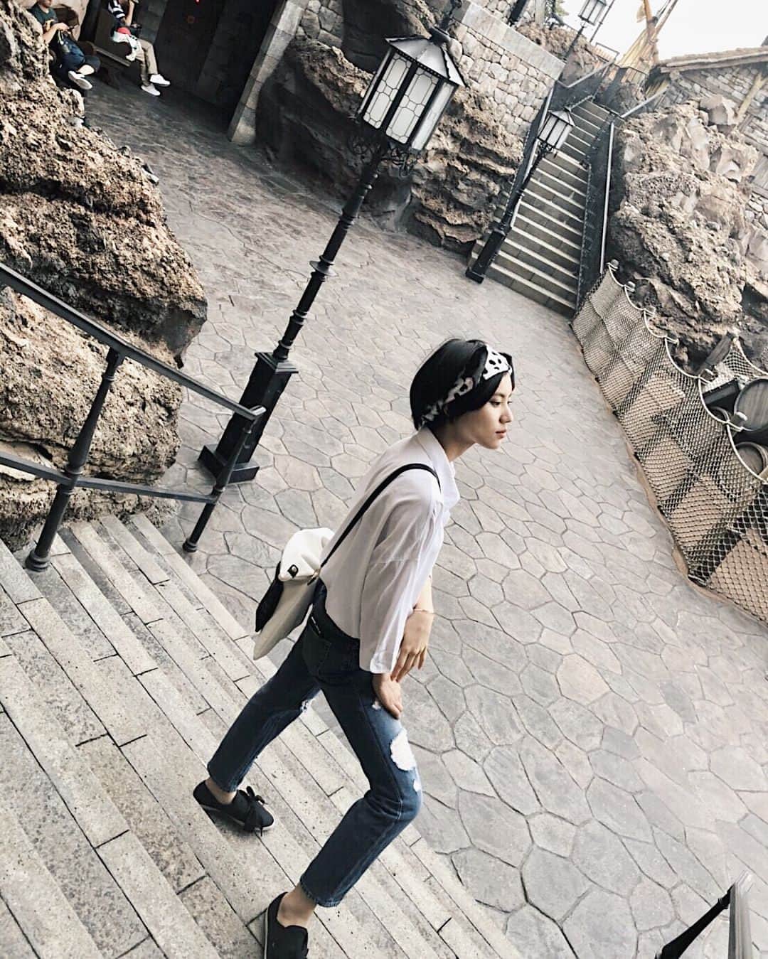 小林玲のインスタグラム：「﻿ ﻿ ﻿ . ポーズじわる🐭🌎﻿﻿ ﻿﻿﻿ ﻿﻿ ﻿この日の #私服﻿﻿ トップス #lepsim ﻿﻿﻿ ジーンズ #gu ﻿﻿﻿ スニーカー #adidasoriginals ﻿﻿﻿ バッグ #lepsim ﻿﻿﻿ ﻿﻿﻿ ﻿ #fashion #coordinate ﻿#white ﻿﻿ #tops #pants #jeans #sneaker ﻿﻿﻿ #shoes #bag #japan ﻿#me﻿﻿ #disney #disneysea」