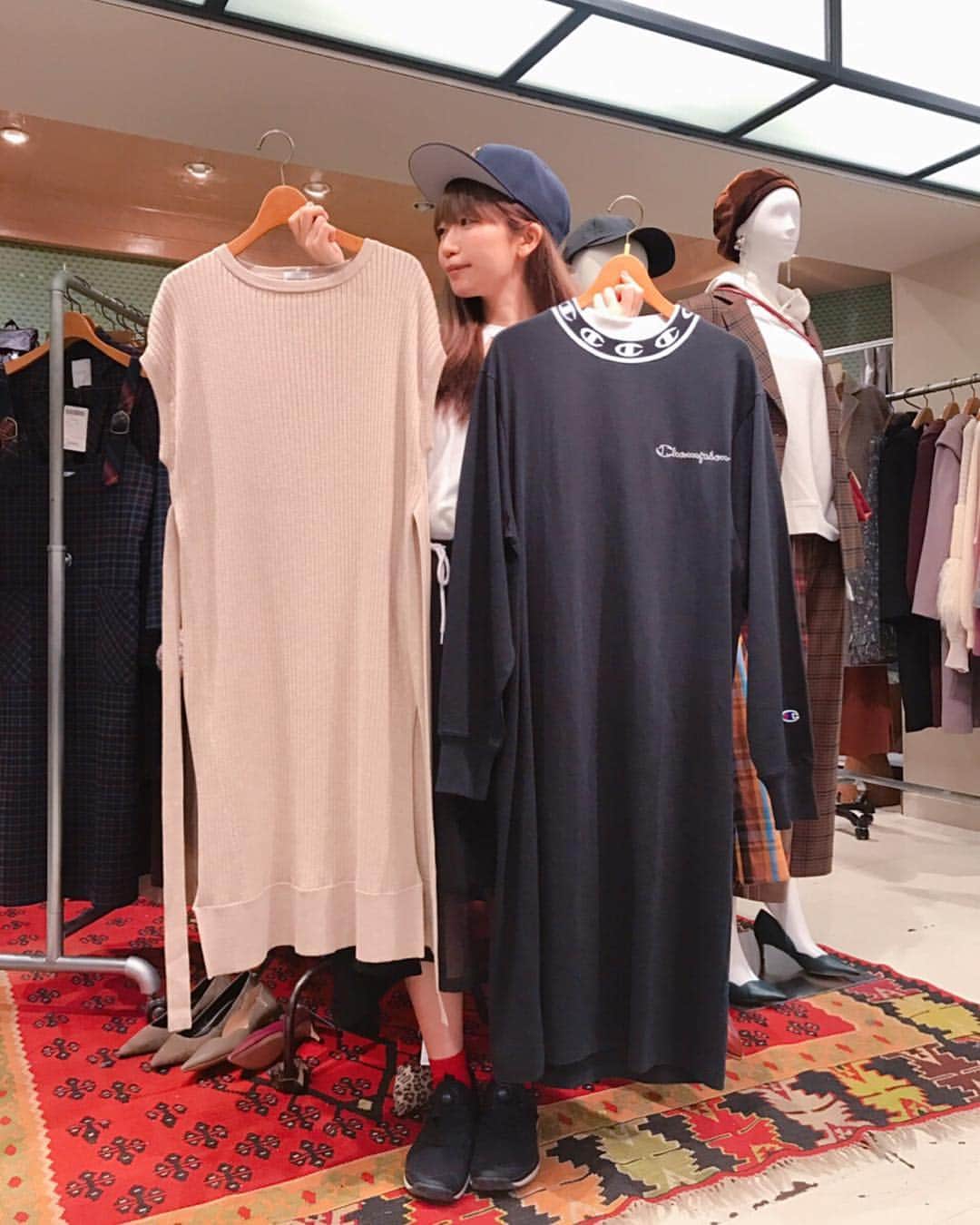 ぱいぱいでか美のインスタグラム：「ROSEBUDの展示会へ行って来ました❤︎ 着るだけでいい女になれそうなワンピを凝視する私です。 ꙳ #ROSEBUD #ローズバッド25th #exhivition #onepiece ꙳ 写真で持ってるワンピ二着、つけてきたよ✔️✔️ 色とかサイズとか散々悩んだけど、ROSEBUDの優しき皆様に直接相談させてもらって選んできました。 だから普段はあんま着ない(?)ベージュを選べた〜！着るの楽しみ！ いつもは暗めの色か逆に超パキッとした原色しか選ばないからなー。 単純に服が好きっていうのもあるけど、展示会はその服に携わっている方がそこにいるというのが貴重な場だな〜、時間作ってでも行く価値がめちゃくちゃあるな〜と毎度、どのブランドさんでも思います。 音楽や絵を生で見に行くのと同じ感じかも！ 二つとも早く着たいなー☻ 最近展示会行きまくってるので本当に頑張って働く必要がありますね。イェイイェイ✌︎」