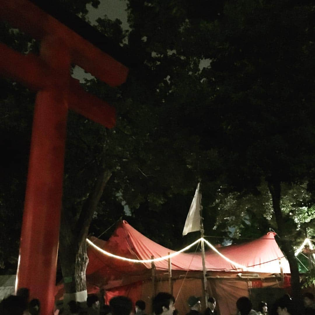 高岡早紀 さんのインスタグラム写真 - (高岡早紀 Instagram)「唐組「吸血姫」を観に花園神社へ。。 テントでビールの空き箱に座って観る芝居は、とても新鮮で楽しいっ」6月9日 0時23分 - saki_takaoka